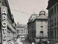 Ulica Stipe Javora (današnja Praška) 1943. godine  Ulica se prvotno (za vrijeme Austro-Ugarske), nakon probijanja 1866. godine, zvala Ulica Marije Valerije po najmlađoj kćer Franje Josipa. Za prve Jugoslavije (do 1930. godine) se zvala Strossmayerova, a kada je Strossmayer dobio svoj trg, ulica je dobila novo ime, Praška. Za vrijeme NDH ponovno joj je promijenjen naziv u ulicu Stipe Javora po borcu i stradalniku za samostalnu Hrvatsku. Od 1945. godine vraćeno je ime Praška ulica.